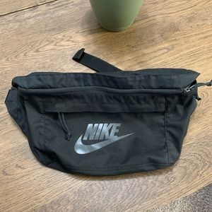 COPY - Nike Tech Hip Pack